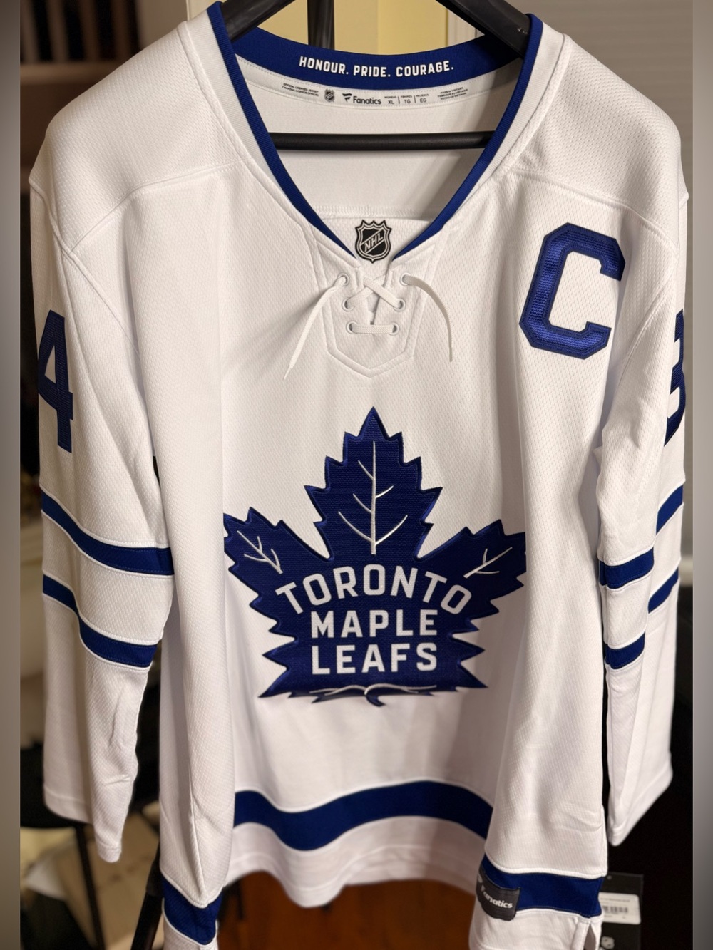 Gorgeous Fanatics Maple Leafs Matthews No.34 Breakaway Jersey!!!